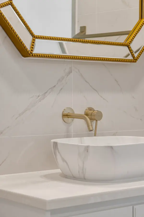 대리석 세면볼과 골드 수전의 럭셔리한 조화